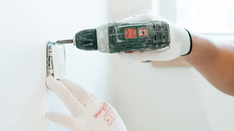 How to Safely Handle Power Tools in Tight Spaces